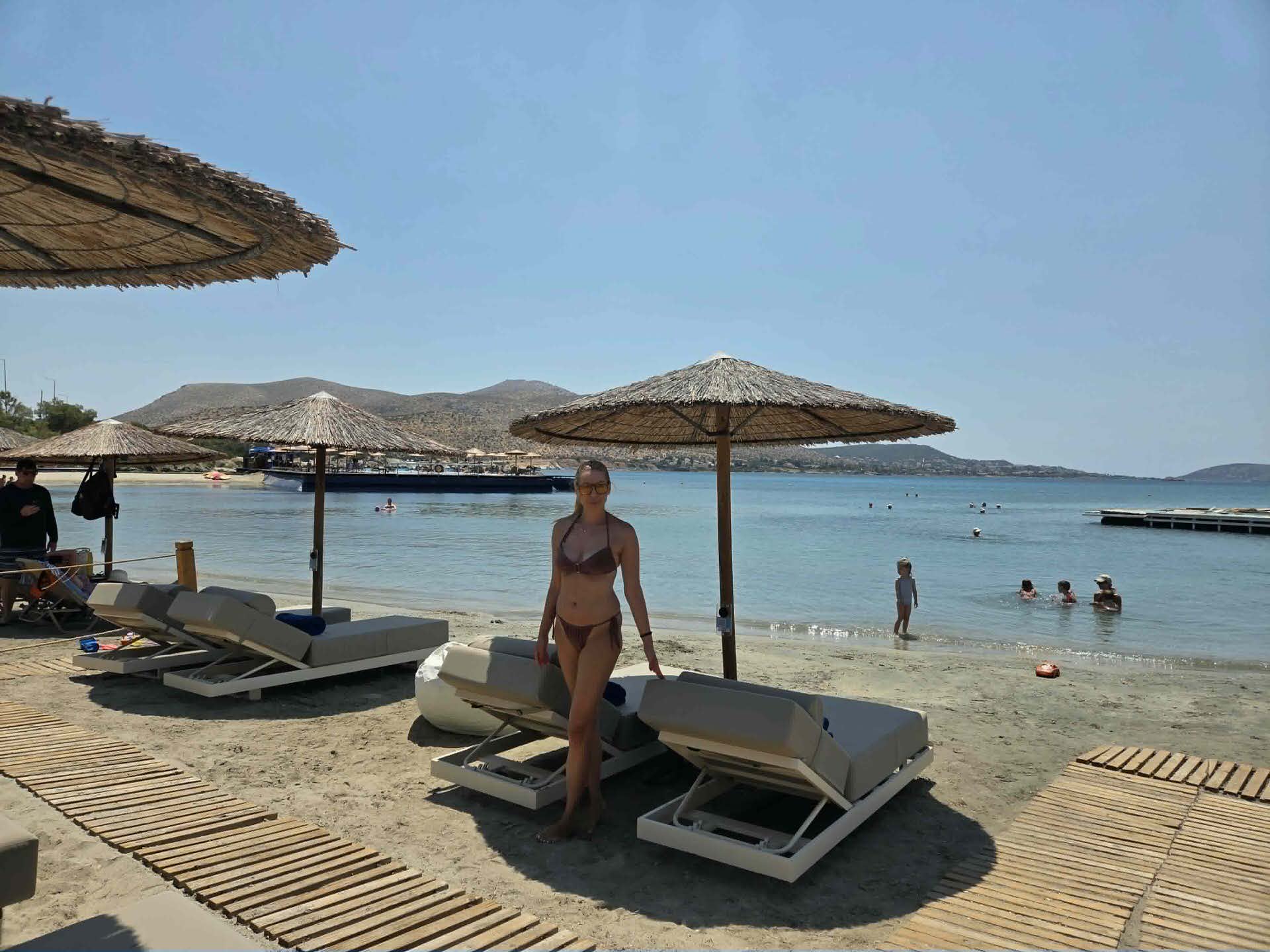 Μια μέρα στην Grand Beach Lagonissi: Βουτιές σε κρυστάλλινα νερά σε κοντινή απόσταση από το κέντρο της Αθήνας