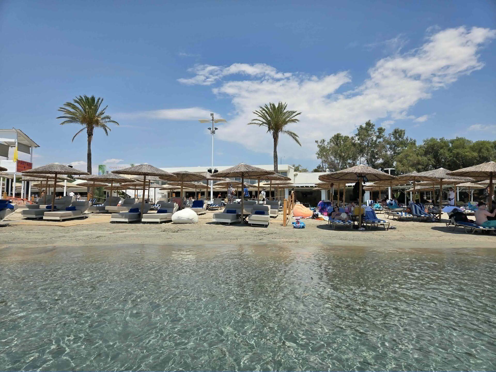 Μια μέρα στην Grand Beach Lagonissi: Βουτιές σε κρυστάλλινα νερά σε κοντινή απόσταση από το κέντρο της Αθήνας