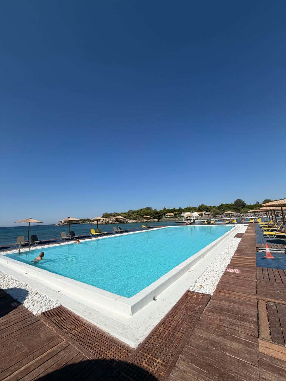 Μια μέρα στην Grand Beach Lagonissi: Βουτιές σε κρυστάλλινα νερά σε κοντινή απόσταση από το κέντρο της Αθήνας
