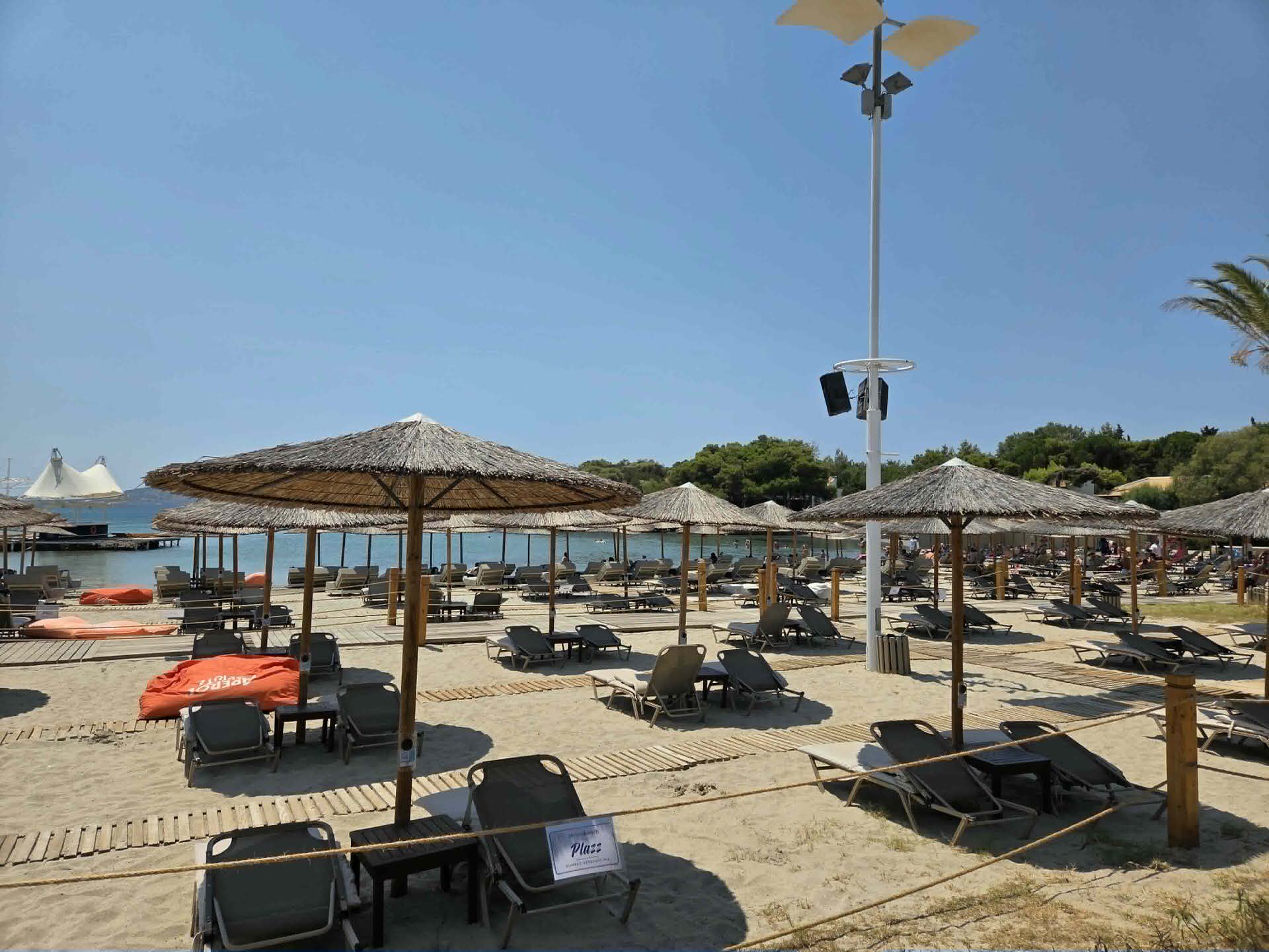 Μια μέρα στην Grand Beach Lagonissi: Βουτιές σε κρυστάλλινα νερά σε κοντινή απόσταση από το κέντρο της Αθήνας