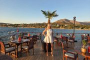 Kohylia: Το εστιατόριο που "επιπλέει" πάνω στη θάλασσα στο Grand Resort Lagonissi