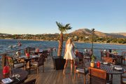 Kohylia: Το εστιατόριο που "επιπλέει" πάνω στη θάλασσα στο Grand Resort Lagonissi