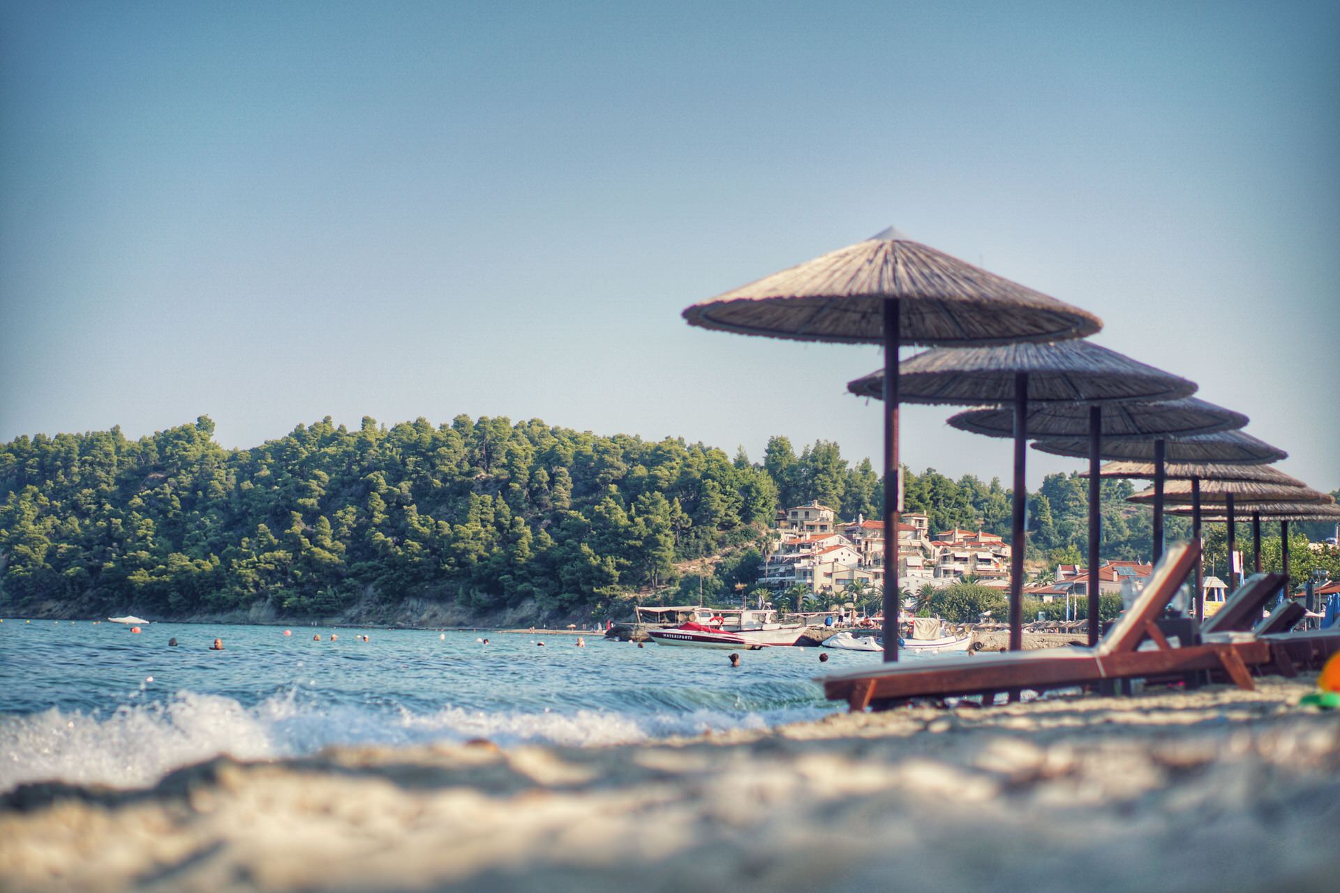 Ο απόλυτος οδηγός για οικονομικές διακοπές τον Αύγουστο στα νησιά και στην ηπειρωτική Ελλάδα