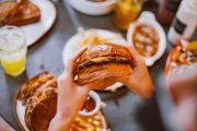 Εύκολες συνταγές για σπιτικά classic και smash burgers
