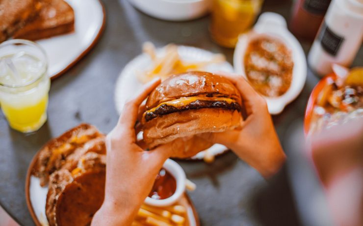 Εύκολες συνταγές για σπιτικά classic και smash burgers