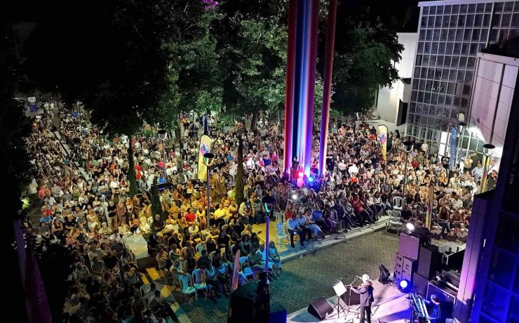 Μαγική βραδιά στη Λάρισα: Ο Χρήστος Θηβαίος «γέμισε» τη Δημοτική Πινακοθήκη σε συναυλία της Περιφέρειας