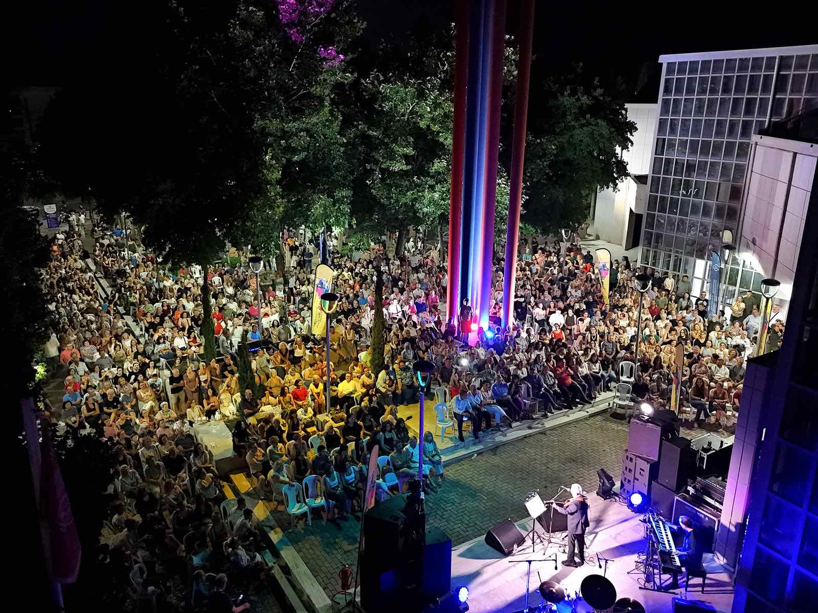 Μαγική βραδιά στη Λάρισα: Ο Χρήστος Θηβαίος «γέμισε» τη Δημοτική Πινακοθήκη σε συναυλία της Περιφέρειας