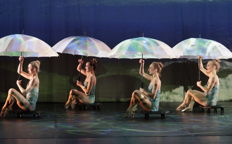 MOMIX: Οι μάγοι του χορού επιστρέφουν ζωντανεύοντας την Αλίκη στη Χώρα των Θαυμάτων!