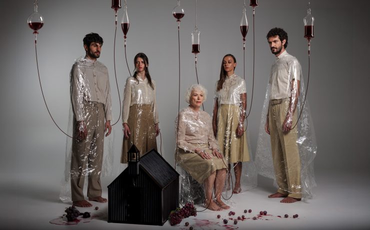 Φωτογραφίες από το DOGVILLE σε σκηνοθεσία του Άρη Μπινιάρη: Από 25 Νοεμβρίου στο Δημοτικό Θέατρο Πειραιά