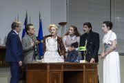 Η Καρυάτιδα επιστρέφει: Και γίνεται το απόλυτο προεκλογικό όπλο στο θέατρο Κάππα