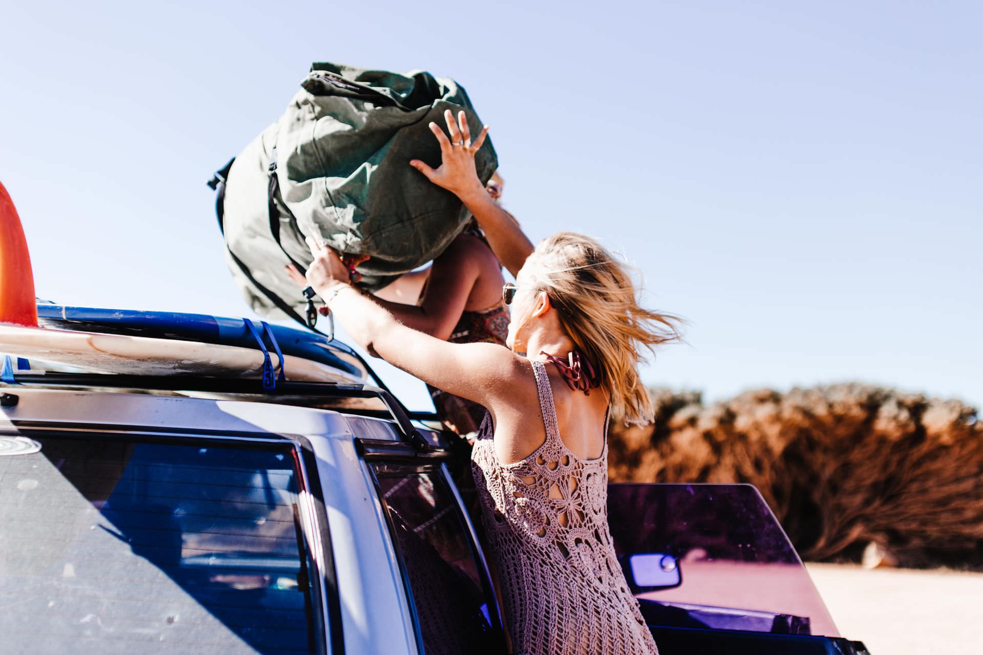 Packing list για το φθινόπωρο: Τι να βάλετε στη βαλίτσα σας όταν ο καιρός είναι απρόβλεπτος