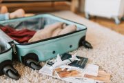 Packing list για το φθινόπωρο: Τι να βάλετε στη βαλίτσα σας όταν ο καιρός είναι απρόβλεπτος