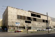 No Time for Melancholy: Ελληνική Τέχνη από τα 90s στη Συλλογή του ΕΜΣΤ Επιμέλεια: Άννα Μυκονιάτη Εγκαίνια: 16 Ιανουαρίου 2027 Προσεγγίζοντας τη Συλλογή του ως ένα πεδίο που προσφέρει πολλαπλές δυνατότητες ανάγνωσης και ερμηνείας, το ΕΜΣΤ αξιοποιεί τα έργα της για να διερευνήσει ζητήματα που αφορούν το παρόν και το παρελθόν της τέχνης και του σύγχρονου κόσμου. Η έκθεση No Time for Melancholy: Ελληνική Τέχνη από τα 90s στη Συλλογή του ΕΜΣΤ σε επιμέλεια Άννας Μυκονιάτη, που ανοίγει τις πόρτες της στις 16 Ιανουαρίου 2027, επιστρέφει σε μια κομβική για την ελληνική καλλιτεχνική σκηνή εποχή: μια ιστορική παρένθεση αισιοδοξίας και ταχύτατου μετασχηματισμού, κατά την οποία διαμορφώθηκε το σημερινό τοπίο της σύγχρονης τέχνης στην Ελλάδα. Δυο γεγονότα οριοθετούν συμβολικά την περίοδο αυτή: η πτώση του τείχους του Βερολίνου το 1989 και η επίθεση στους Δίδυμους Πύργους το 2001. Το καθημερινό και καλλιτεχνικό βίωμα διαμορφώνεται από νέες τεχνολογίες και μορφές επικοινωνίας και την υπόσχεση ενός μόνιμα διασυνδεδεμένου κόσμου. Οι καλλιτέχνες της έκθεσης, στα πρώτα τους βήματα τότε, σήμερα καταξιωμένοι στην πλειονότητά τους -αρκετοί μάλιστα διεθνώς- και μέρος της Συλλογής του ΕΜΣΤ, πειραματίζονται με νέα μέσα και τρόπους έκφρασης. Μέσα από το έργο τους διερευνούν την υπόσχεση του διαδικτύου, ενώ παράλληλα θέτουν ερωτήματα γύρω από την ταυτότητα, το φύλο, το σώμα και τα όρια ανάμεσα στο ιδιωτικό και το δημόσιο. Το καλλιτεχνικό τοπίο που αναδύεται μέσα από τη δράση τους εξωστρεφές, κινητικό και ανανεωτικό θα εξελιχθεί στα επόμενα χρόνια και θα διαμορφώσει το πλαίσιο μέσα στο οποίο θα αναπτυχθεί η σύγχρονη εικαστική σκηνή της χώρας, αλλά και το ίδιο το ΕΜΣΤ. Συμμετέχοντες καλλιτέχνες: Δημήτρης Αντωνίτσης, Αλέξανδρος Γεωργίου, Χριστίνα Δημητριάδη, Δημήτρης Κόζαρης, Σοφία Κοσμάογλου, Ντιάννα Μαγκανιά, Μίλτος Μανέτας, Σωκράτης Σωκράτους, Ελένη Χριστοδούλου, Αλέξανδρος Ψυχούλης.