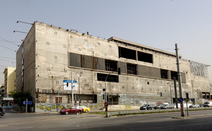 No Time for Melancholy: Ελληνική Τέχνη από τα 90s στη Συλλογή του ΕΜΣΤ Επιμέλεια: Άννα Μυκονιάτη Εγκαίνια: 16 Ιανουαρίου 2027 Προσεγγίζοντας τη Συλλογή του ως ένα πεδίο που προσφέρει πολλαπλές δυνατότητες ανάγνωσης και ερμηνείας, το ΕΜΣΤ αξιοποιεί τα έργα της για να διερευνήσει ζητήματα που αφορούν το παρόν και το παρελθόν της τέχνης και του σύγχρονου κόσμου. Η έκθεση No Time for Melancholy: Ελληνική Τέχνη από τα 90s στη Συλλογή του ΕΜΣΤ σε επιμέλεια Άννας Μυκονιάτη, που ανοίγει τις πόρτες της στις 16 Ιανουαρίου 2027, επιστρέφει σε μια κομβική για την ελληνική καλλιτεχνική σκηνή εποχή: μια ιστορική παρένθεση αισιοδοξίας και ταχύτατου μετασχηματισμού, κατά την οποία διαμορφώθηκε το σημερινό τοπίο της σύγχρονης τέχνης στην Ελλάδα. Δυο γεγονότα οριοθετούν συμβολικά την περίοδο αυτή: η πτώση του τείχους του Βερολίνου το 1989 και η επίθεση στους Δίδυμους Πύργους το 2001. Το καθημερινό και καλλιτεχνικό βίωμα διαμορφώνεται από νέες τεχνολογίες και μορφές επικοινωνίας και την υπόσχεση ενός μόνιμα διασυνδεδεμένου κόσμου. Οι καλλιτέχνες της έκθεσης, στα πρώτα τους βήματα τότε, σήμερα καταξιωμένοι στην πλειονότητά τους -αρκετοί μάλιστα διεθνώς- και μέρος της Συλλογής του ΕΜΣΤ, πειραματίζονται με νέα μέσα και τρόπους έκφρασης. Μέσα από το έργο τους διερευνούν την υπόσχεση του διαδικτύου, ενώ παράλληλα θέτουν ερωτήματα γύρω από την ταυτότητα, το φύλο, το σώμα και τα όρια ανάμεσα στο ιδιωτικό και το δημόσιο. Το καλλιτεχνικό τοπίο που αναδύεται μέσα από τη δράση τους εξωστρεφές, κινητικό και ανανεωτικό θα εξελιχθεί στα επόμενα χρόνια και θα διαμορφώσει το πλαίσιο μέσα στο οποίο θα αναπτυχθεί η σύγχρονη εικαστική σκηνή της χώρας, αλλά και το ίδιο το ΕΜΣΤ. Συμμετέχοντες καλλιτέχνες: Δημήτρης Αντωνίτσης, Αλέξανδρος Γεωργίου, Χριστίνα Δημητριάδη, Δημήτρης Κόζαρης, Σοφία Κοσμάογλου, Ντιάννα Μαγκανιά, Μίλτος Μανέτας, Σωκράτης Σωκράτους, Ελένη Χριστοδούλου, Αλέξανδρος Ψυχούλης.